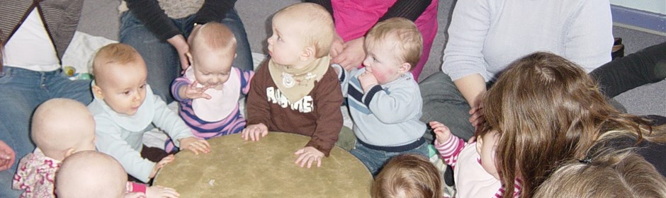 babyer samlet om tromme til rytmik