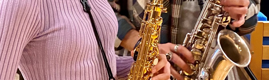 Pige og underviser spiller saxofon