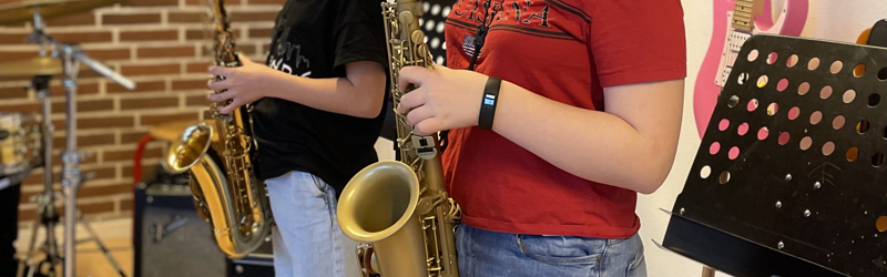 to piger spiller saxofon