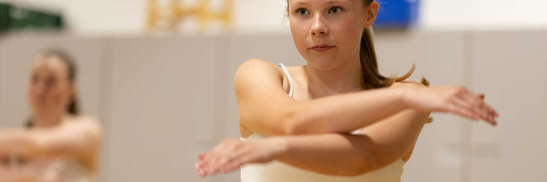 2 dansepiger/teenagere danser