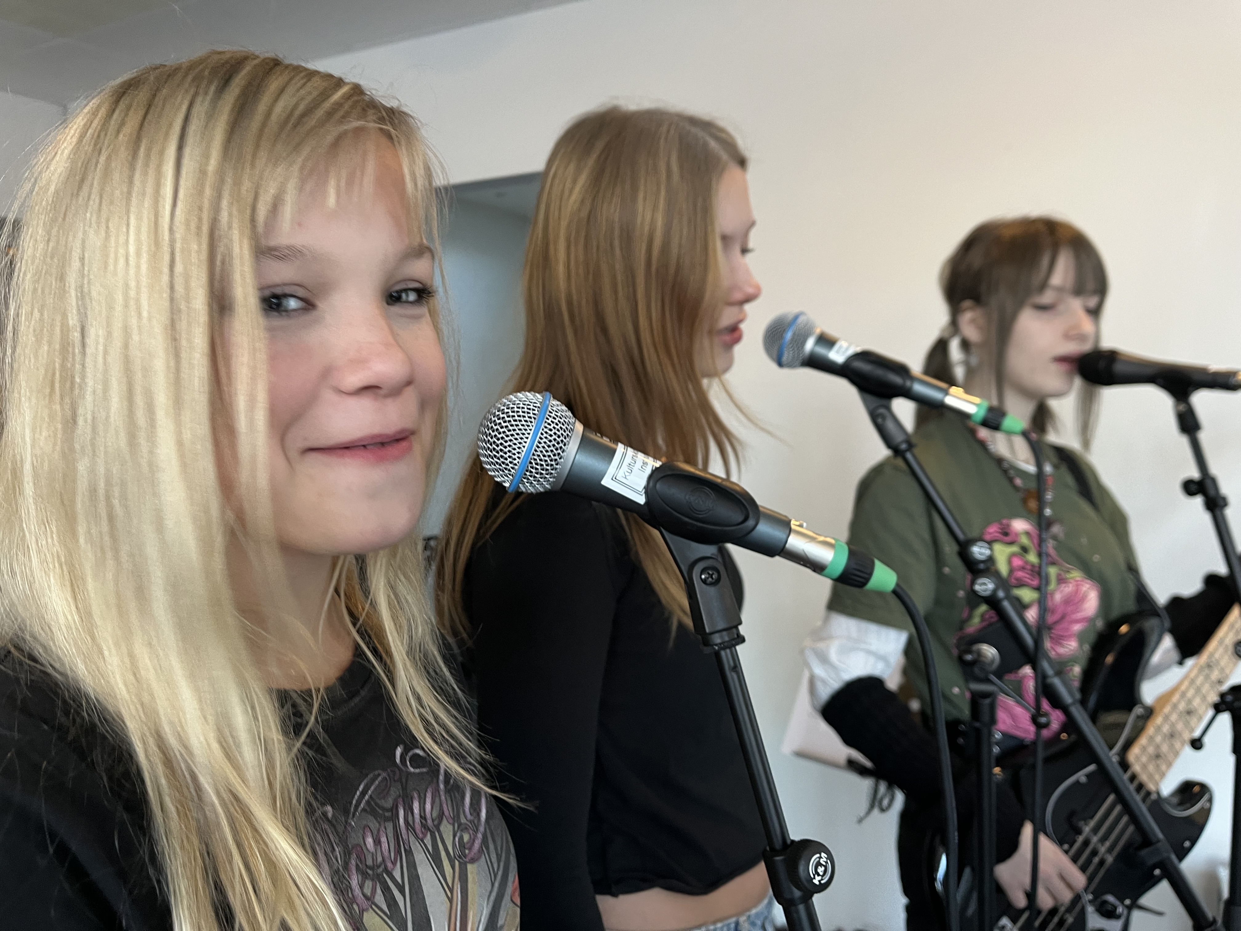 Tre piger fra talentholdet giver koncert