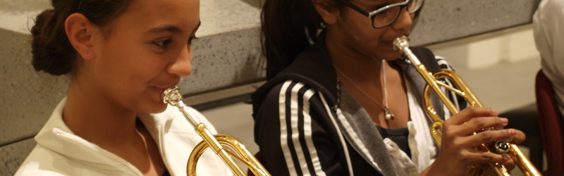 to piger på trompet