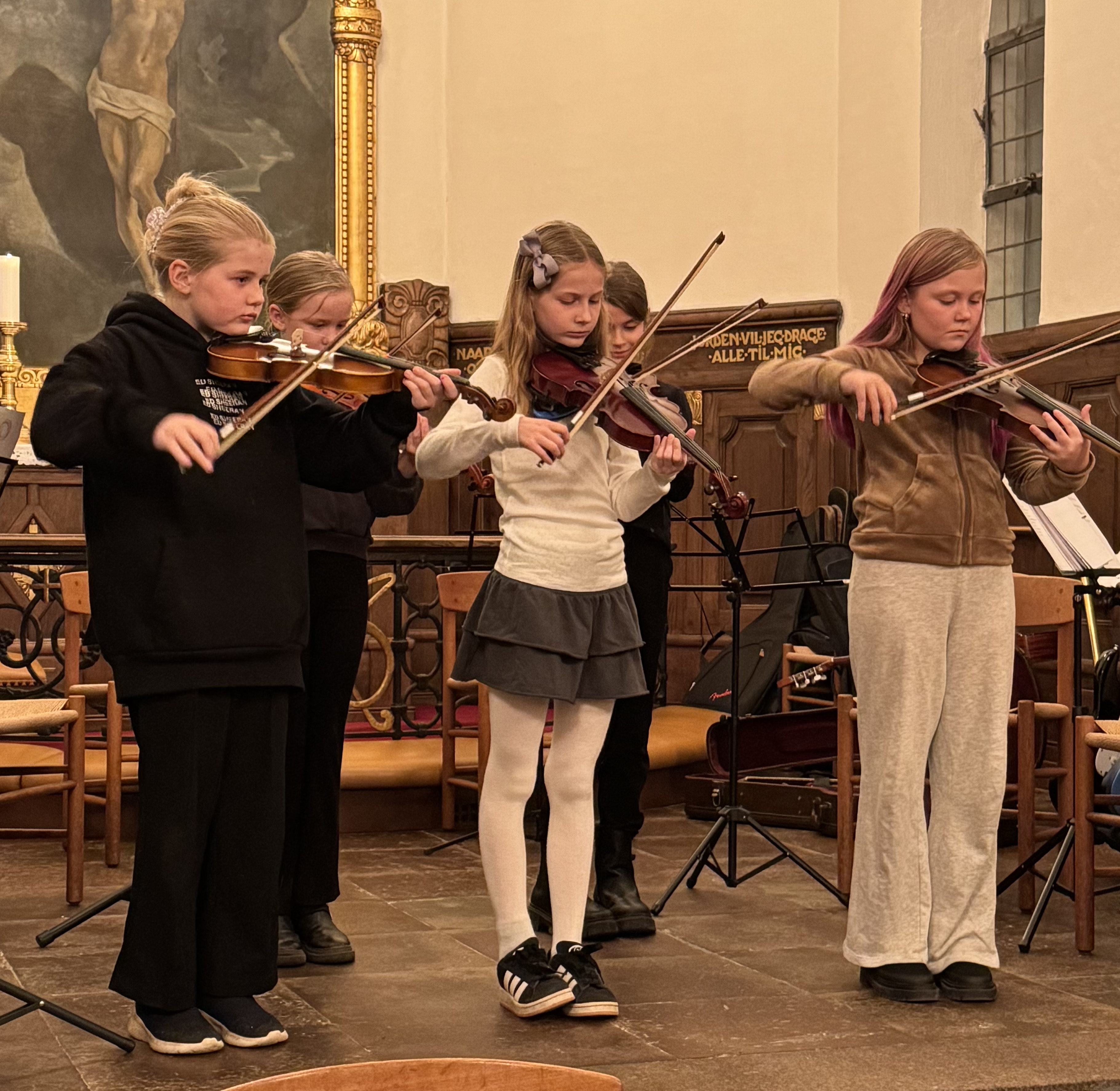 piger spiller violin til julekoncert
