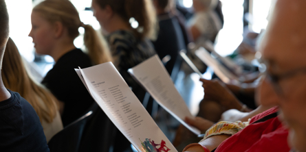 folk synger fællessang fra sangark