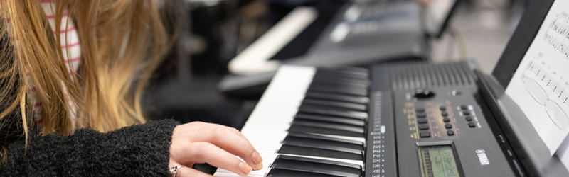 pige spiller keyboard