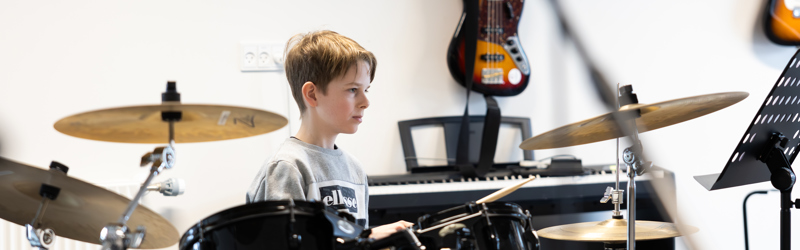 dreng ved trommesæt