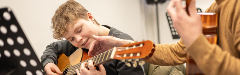 dreng ved akustisk guitar