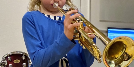 pige spiller trompet