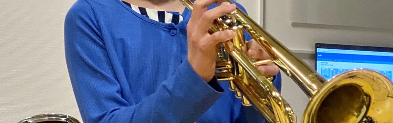 pige spiller trompet