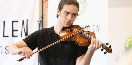 dreng spiller violin