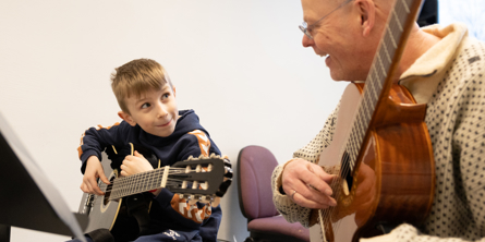 glad dreng ved guitar