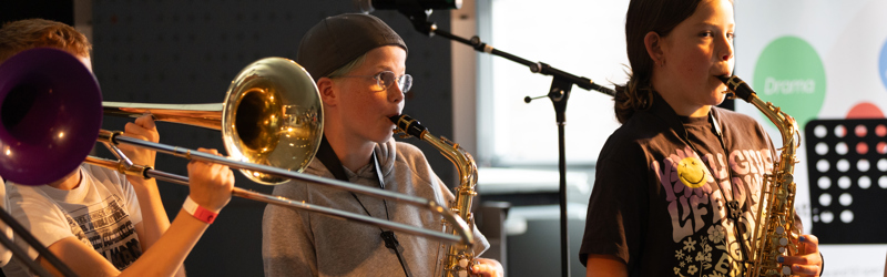 børn spiller sax og trombone