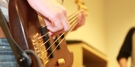 dreng spiller guitar