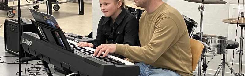 to generationer spiller klaver sammen