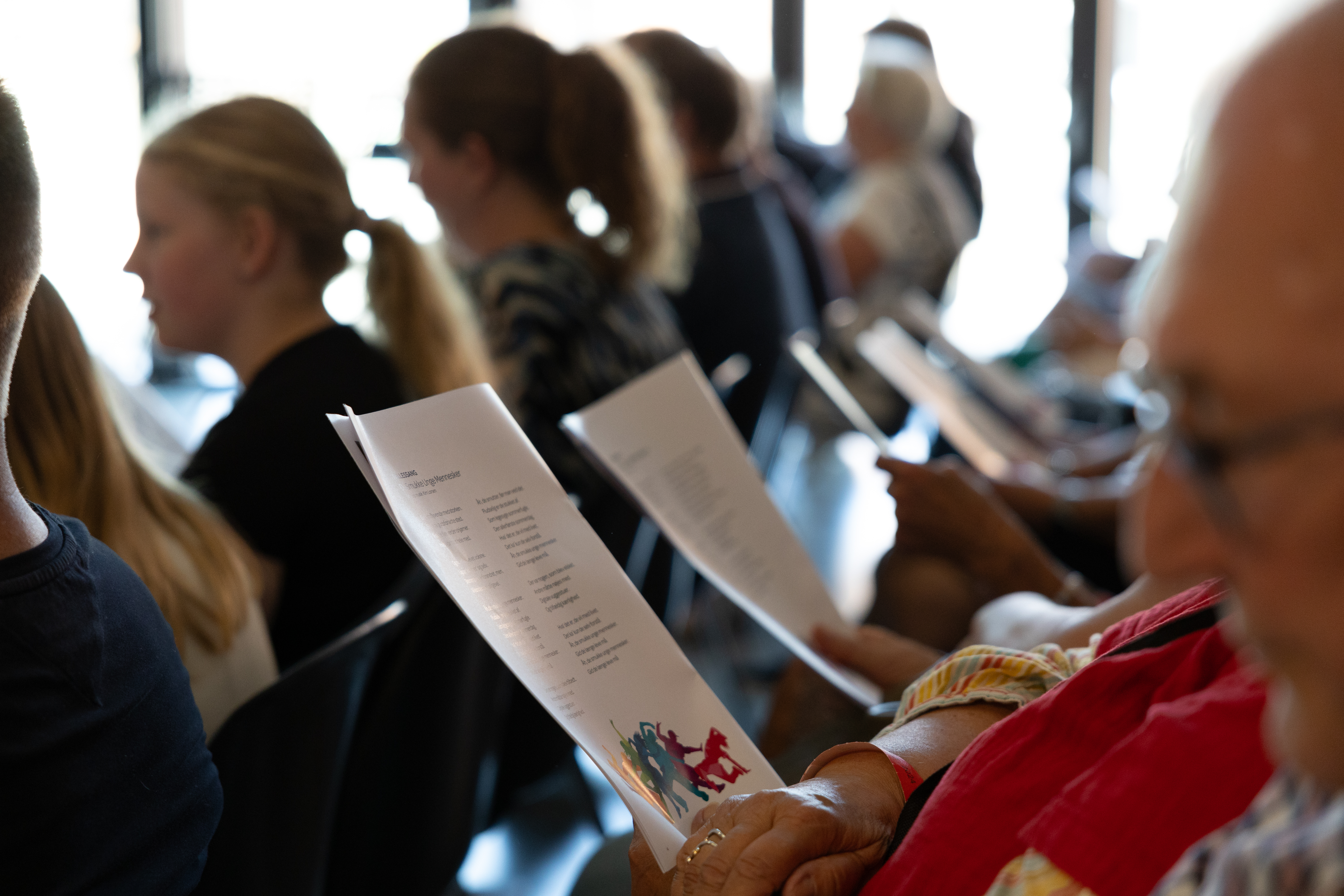 publikum synger fællessang