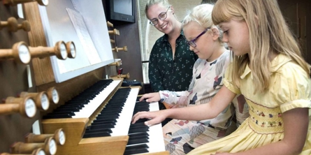 to piger på kirkeorgel