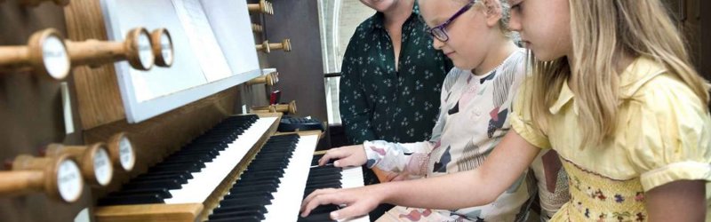 to piger på kirkeorgel