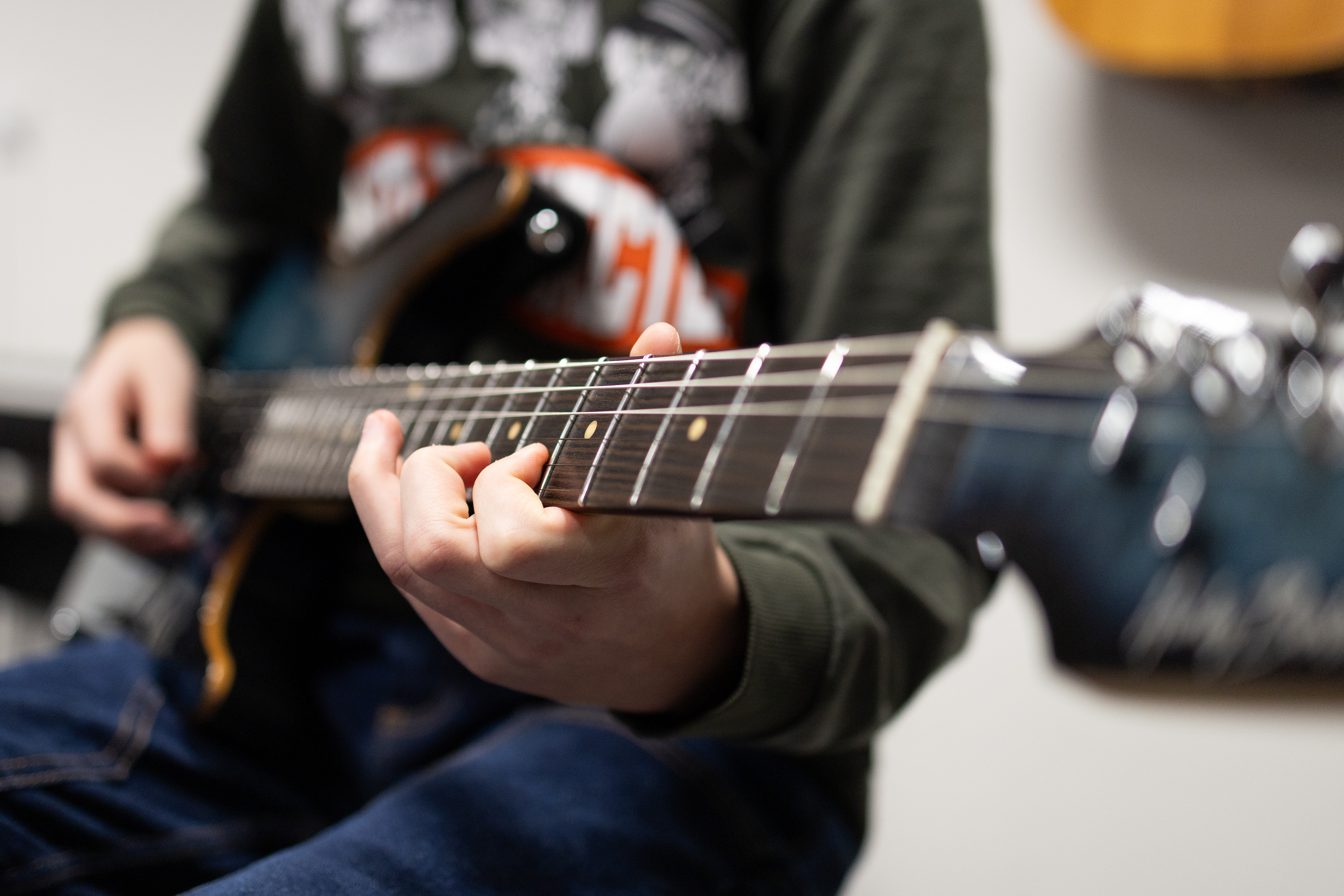 dreng med elguitar øver