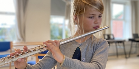 pige på tværfløjte