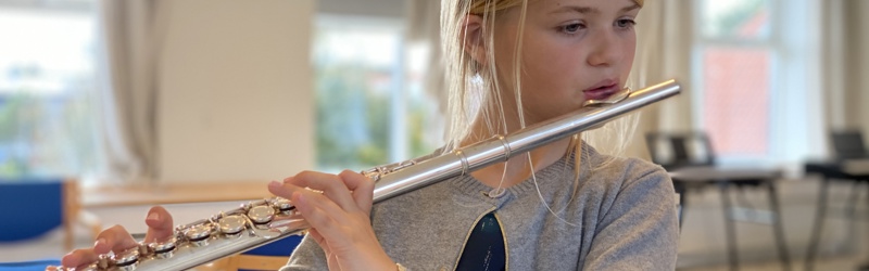 pige på tværfløjte