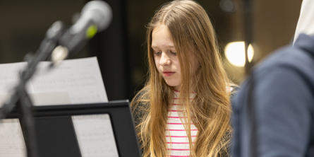 pige fordybet i musik