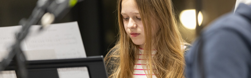 pige fordybet i musik