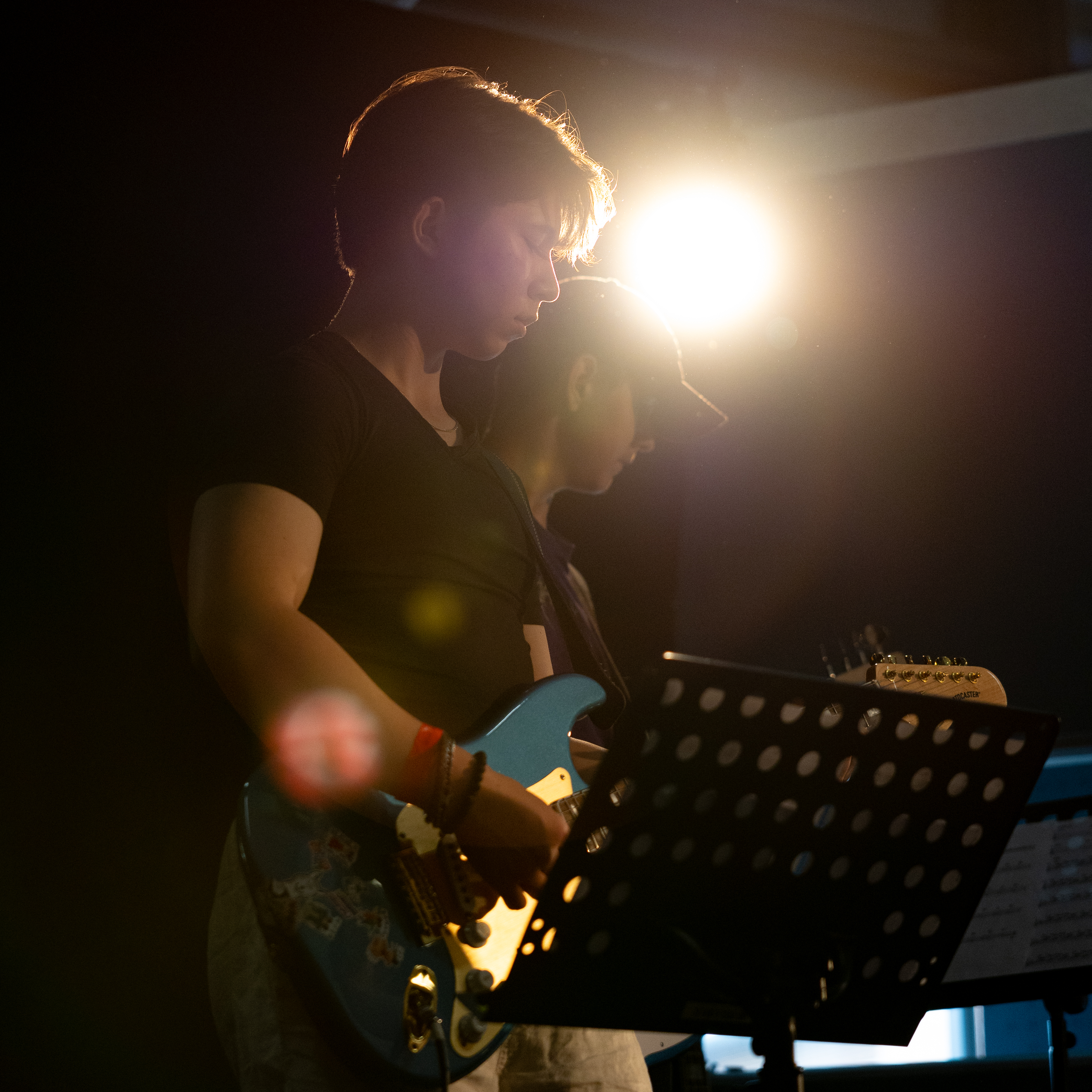 ung elev spiller guitar til koncert